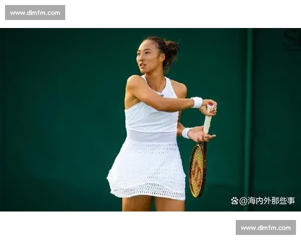 郑钦文赠阿尔卡拉斯 Labubu：温网训练场暖心互动，潮玩跨界点燃网坛友谊